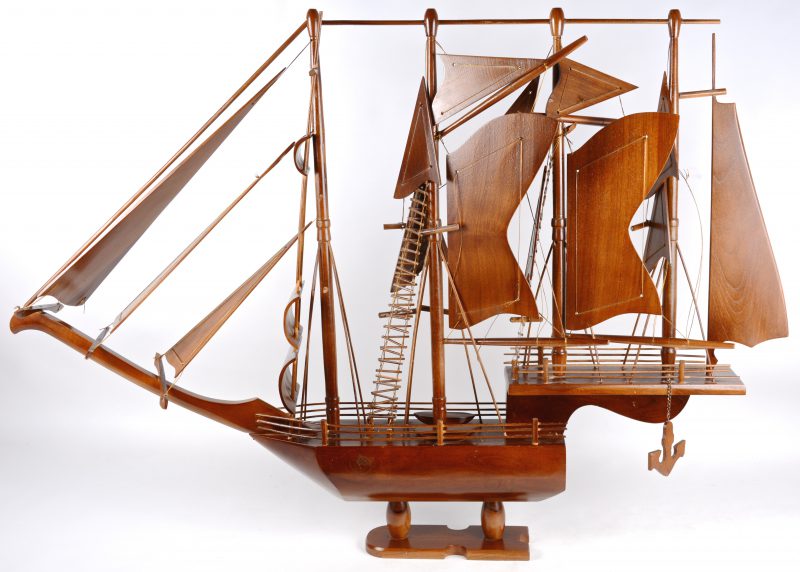 Een gestileerde houten scheepsmaquette.