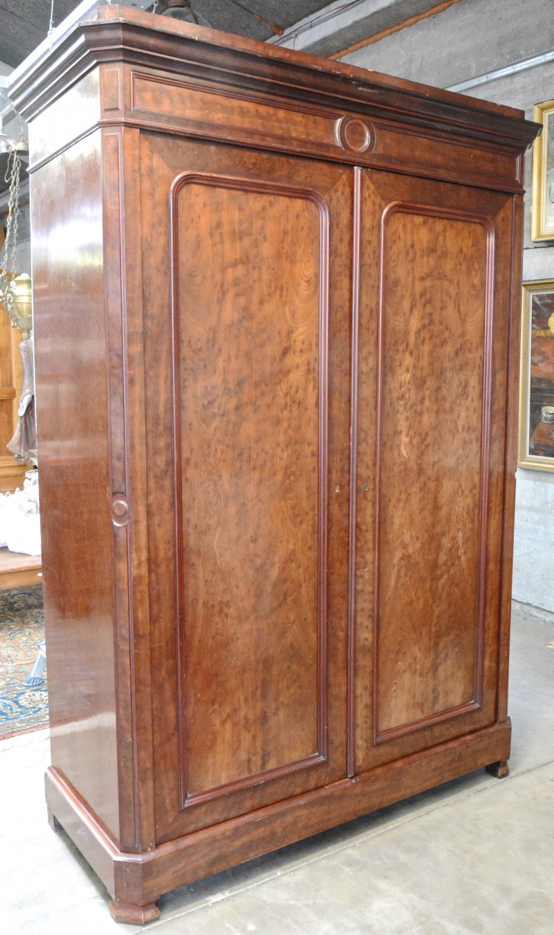 Een XIXe eeuwse Louis-Philippe tweedeurskleerkast van mahoniehout.