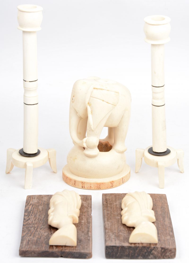 Een lot van vijf stuks ivoor, Afrikaans snijwerk. Begin XXe eeuw.