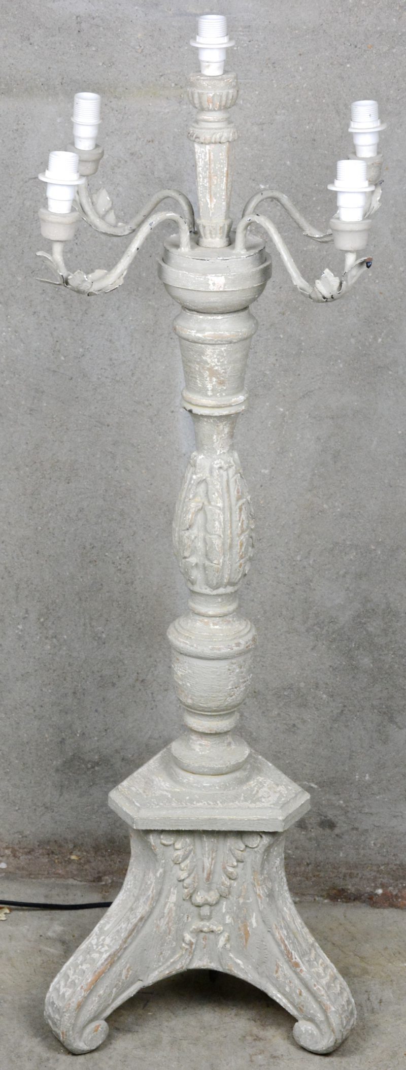 Een grijsgepatineerde houten kandelaar in barokke stijl. Gemonteerd als staande lamp.
