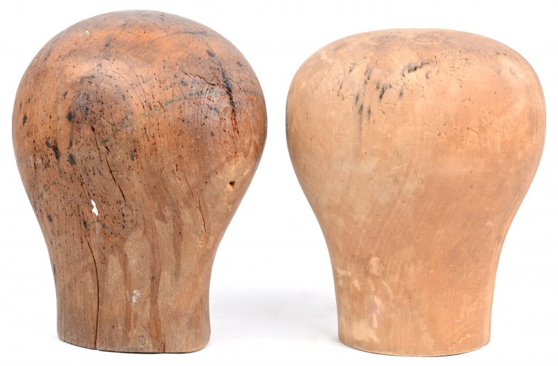 Twee XIXe eeuwse houten hoeden/pruikenstaanders.