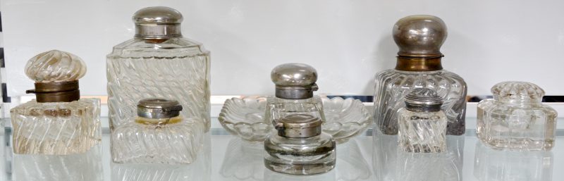 Een lot van zeven glazen inktpotten met verzilverde monturen. Bijgevoegd een zandstrooier met zilveren montuur.