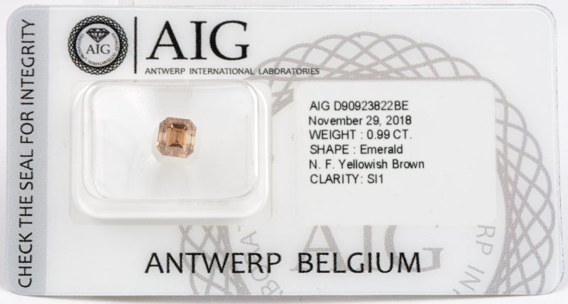 Een in smaragd geslepen natuurlijke geel bruine diamant in gesloten AIG certificaat van 0,99 ct. SI1.