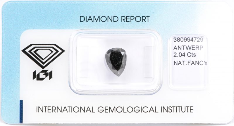 Een peervormige natuurlijke zwarte diamant in gesloten AIG certificaat van 2,04 ct.