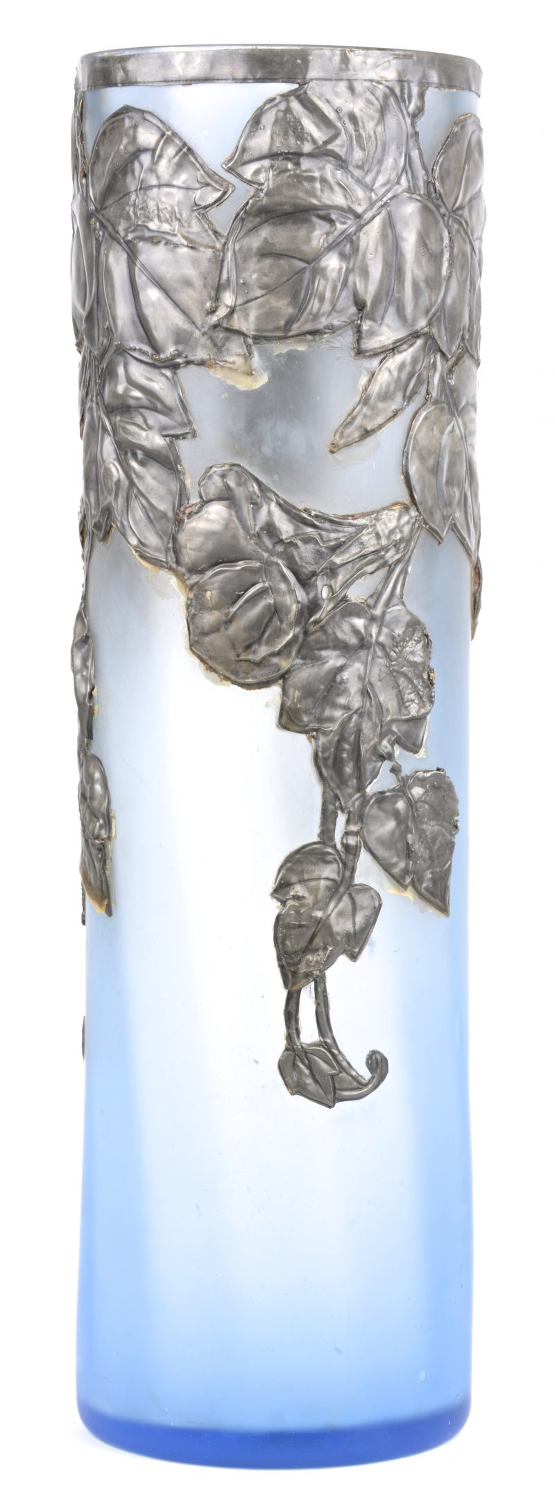 Een vaas van gesatineerd blauw glas met een tinnen bladerdecor. Begin XXe eeuw.