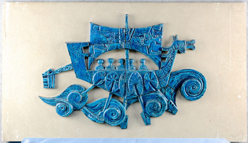 Wanddecoratie in blauw aardewerk. Delfts werk. Achteraan toegeschreven aan C.Dam (De Porceleyne Fles). Kleine beschadiging.