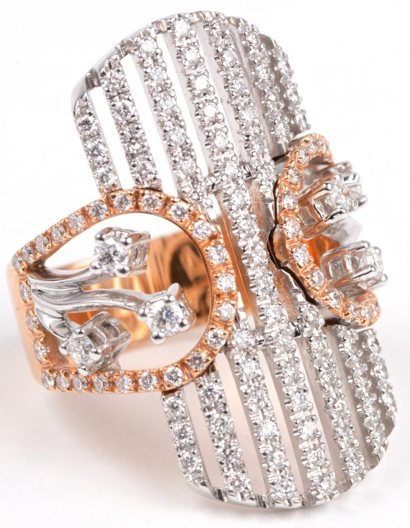 Een 18 karaats wit en roze gouden ring bezet met een diamant van ± 0,92 ct.