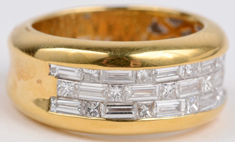 Een 18 karaats wit gouden ring bezet met diamanten en baguettes met een gezamenlijk gewicht van ± 1,02 ct.