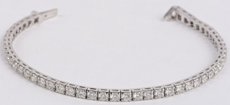 Een 18 karaats wit gouden armband rivière bezet diamanten met een gezamenlijk gewicht van ± 4,80 ct.