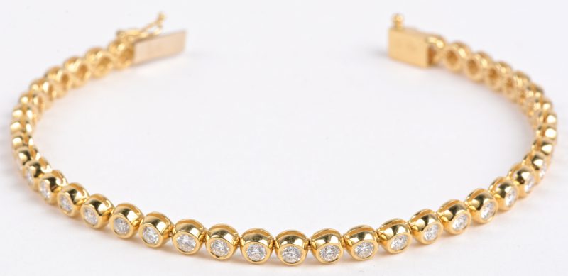Een 18 karaats geel gouden armband rivière bezet diamanten met een gezamenlijk gewicht van ± 3 ct.