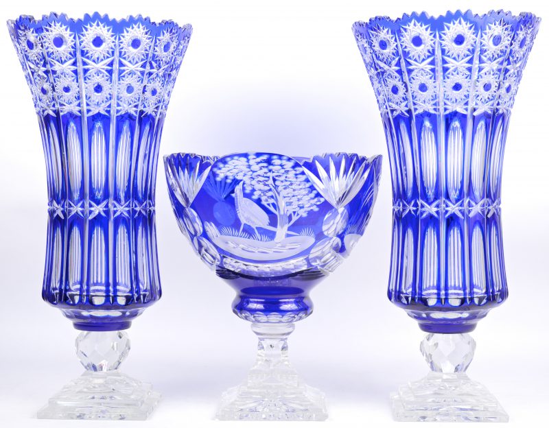 Driedelig stel van twee vazen en een coupe van Boheems kristal. Blauw gekleurd in de massa.