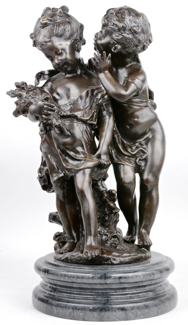 Een jongen en een meisje met houtbussel. Bronzen beeld naar Moreau.
