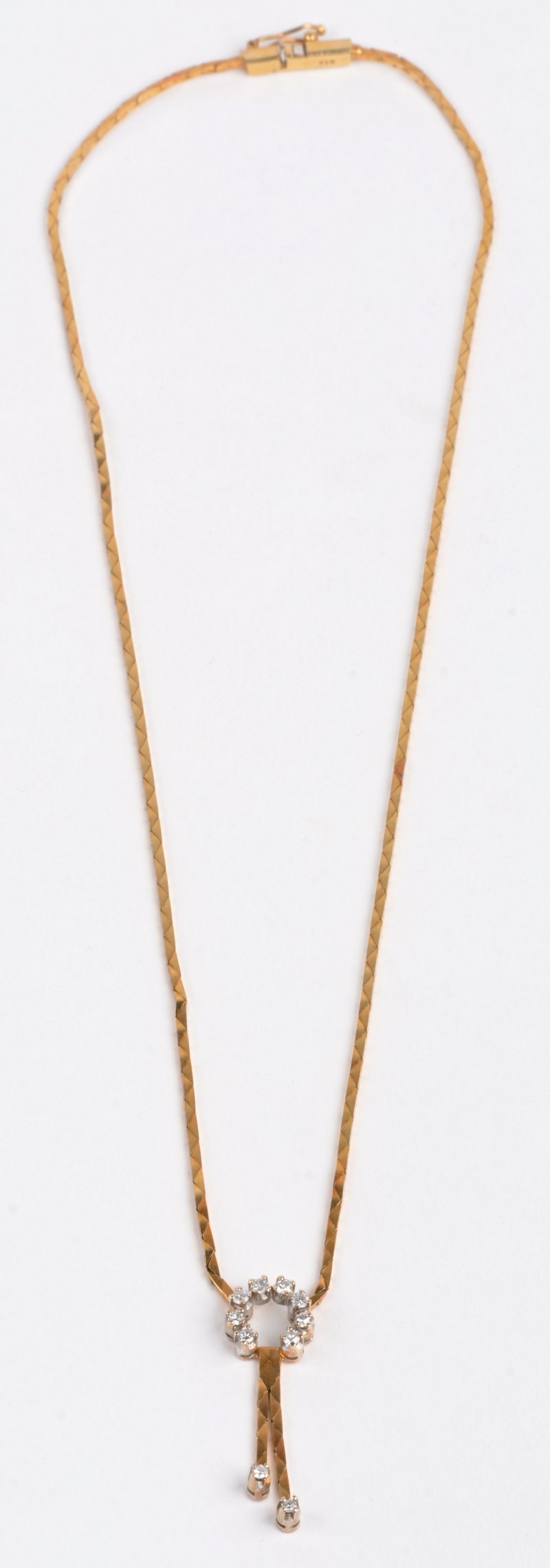 Een 18 karaats geel gouden halssnoer met hanger bezet diamanten met een gezamenlijk gewicht van ± 0,50 ct.