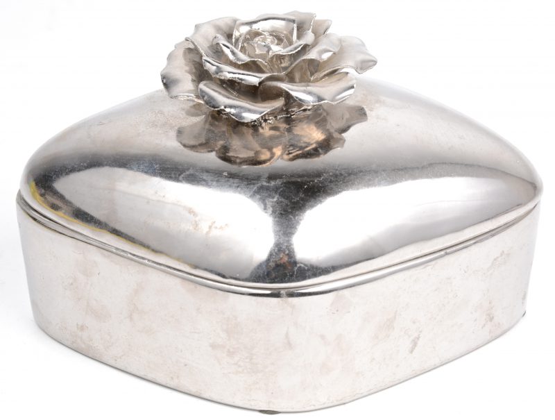 Een porseleinen dekseldoos met zilverglazuur. het deksel getooid met een roos.