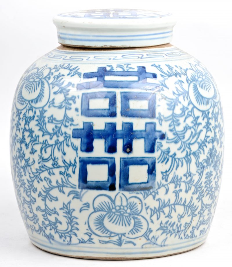 Een gemberpot van Chinees porselein met een blauw op wit decor van langlevenstekens en plantenmotieven.