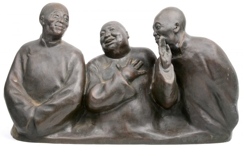 Een bronzen groep van drie lachende Chinezen.