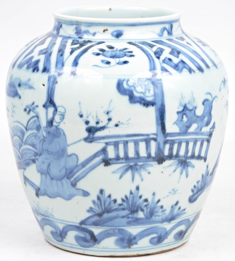 Een vaas van Chinees porselein met een blauw op wit decor van personages in een tuin.