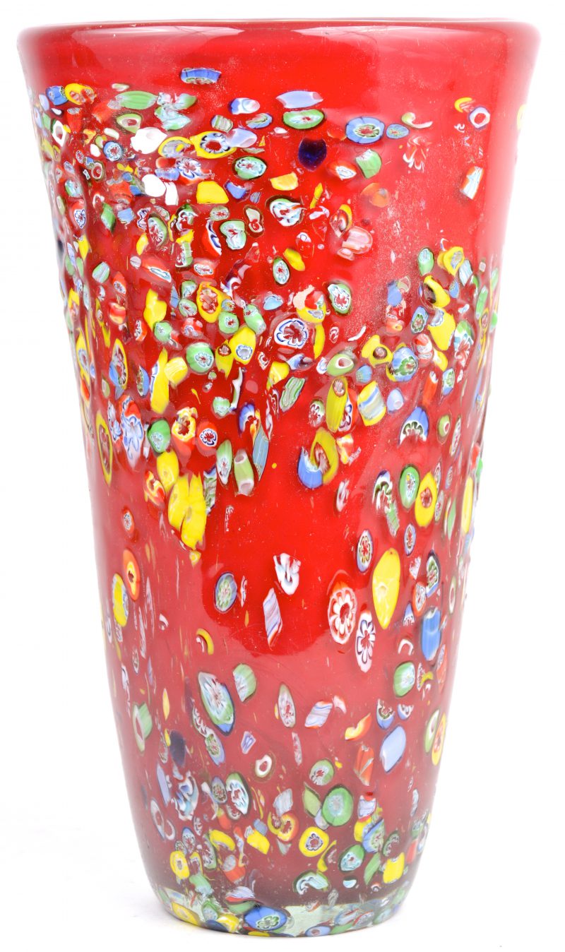 Een vaas van rood glaspasta in de stijl van Murano, versierd met een millefioredecor.