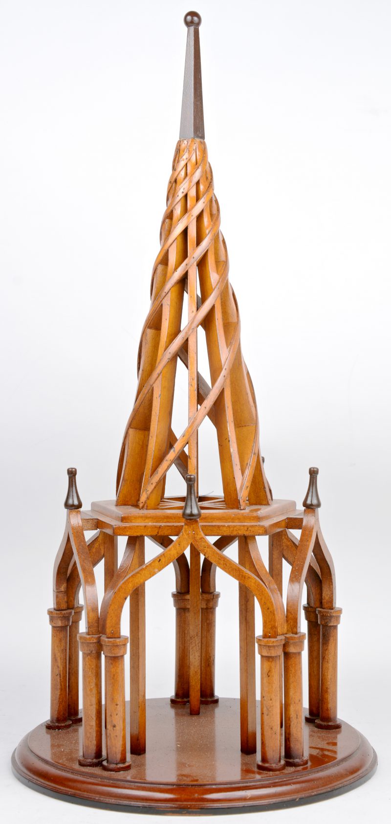 Een houten replica van een meesterstuk in de vorm van een torenspits.