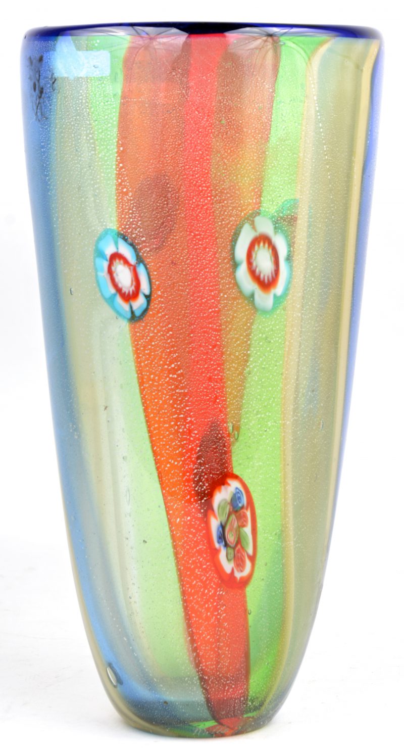 Een vaas van meerkleurig glaspasta in de stijl van Murano.