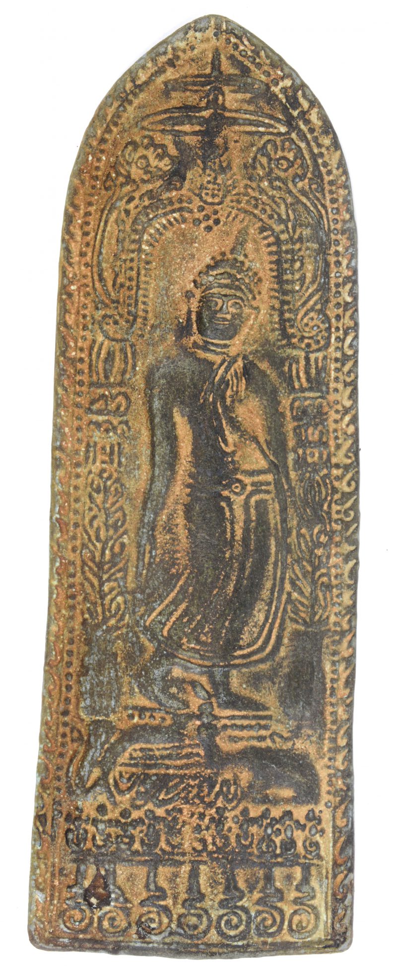 Een bronzen plaquette met een voorstelling van Boeddha in bas-reliëf.