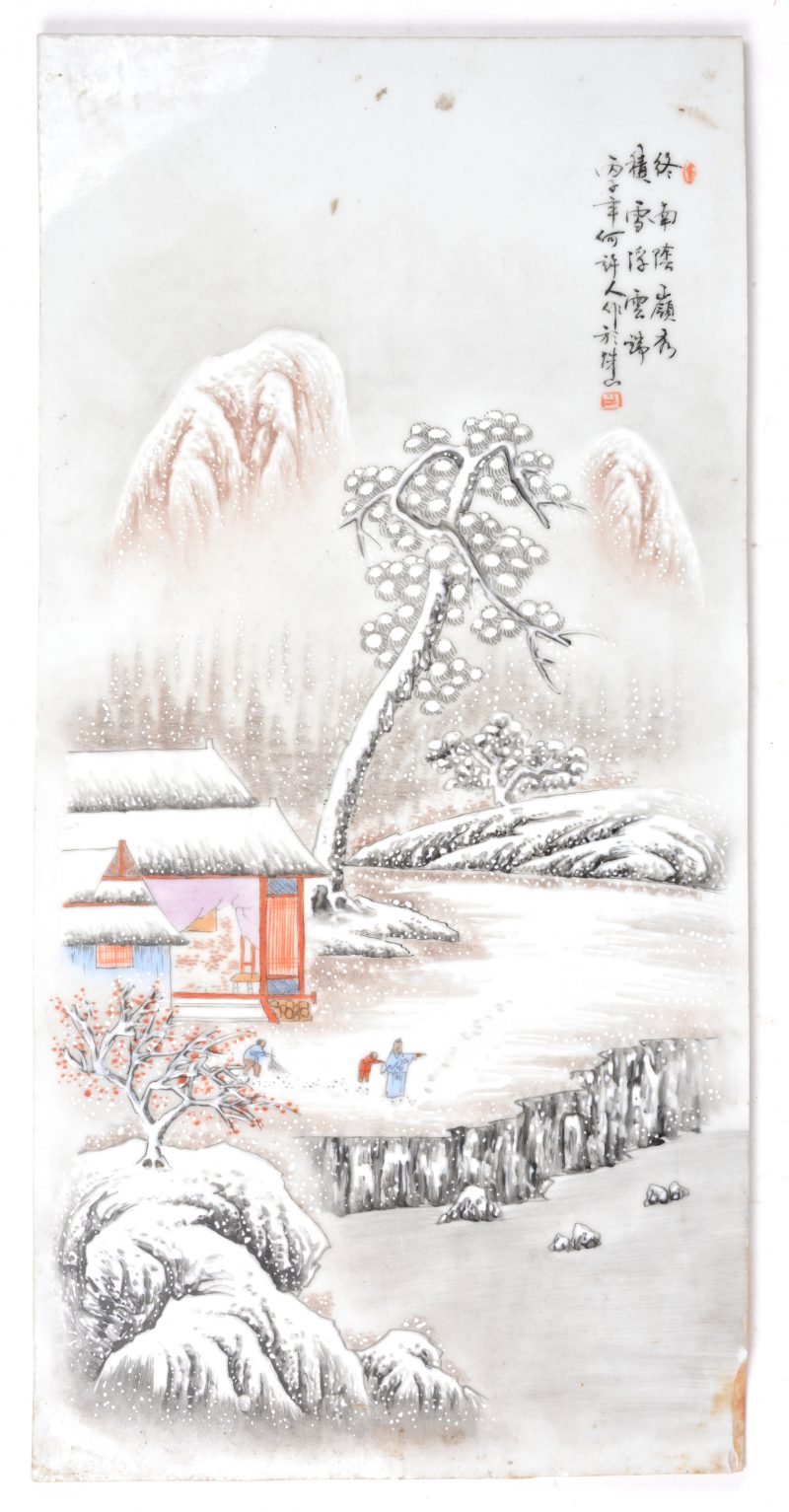 Een Chinees porseleinen plaquette met een meerkleurig decor van personages in een besneeuwd landschap. Beschadiging rechts onder.