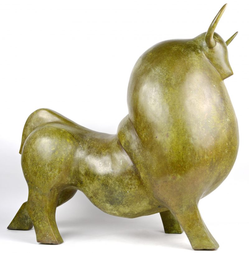 Een bronzen stier met groen patina.