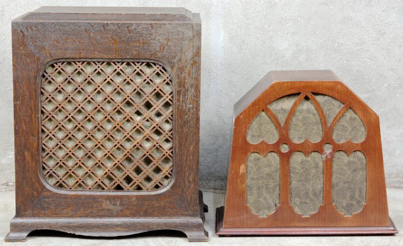 Twee verschillende luidsprekers in houten behuizing. Jaren ‘30.