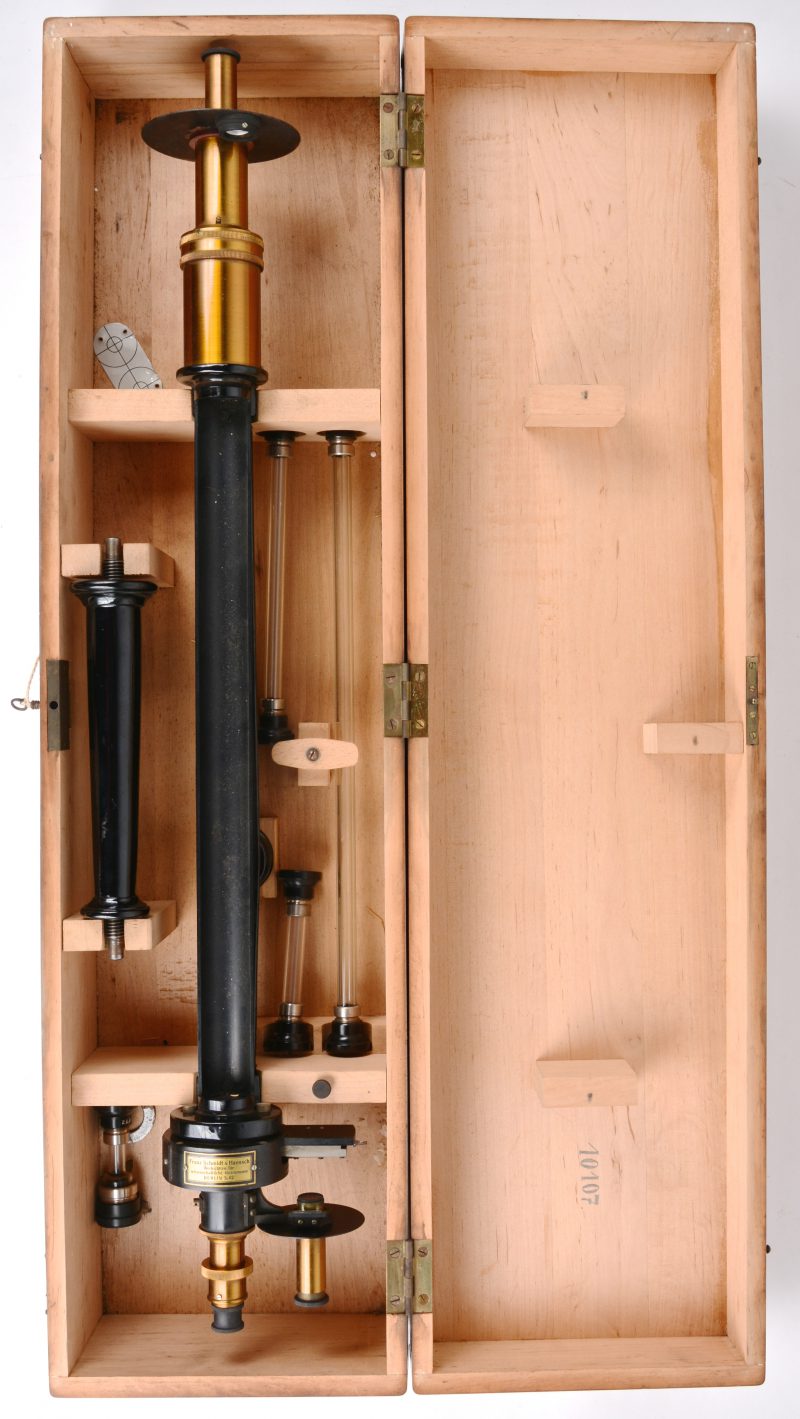 Een oude spectroscoop in houten kist.