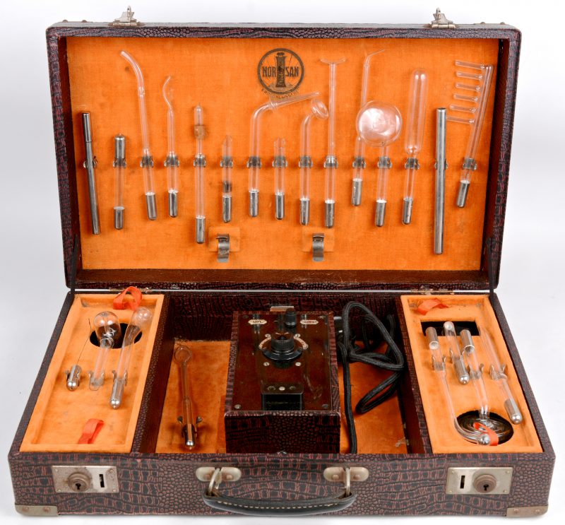 Een vroeg XXe eeuws hoogfrequentiestroomapparaat met 23 elektrodes (3 gebroken). In origineel koffertje.