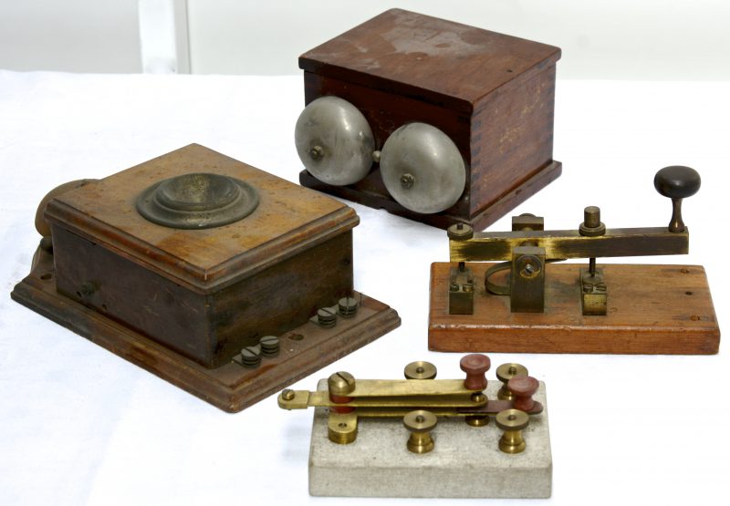 Twee oude seinsleutels, een seinalarm en een telefoon.