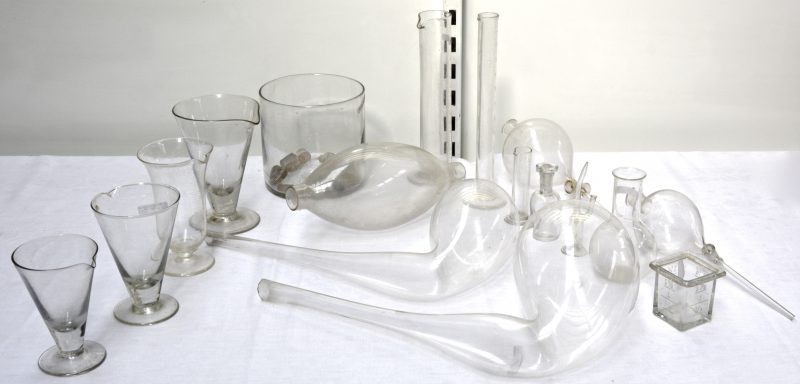 Een gevarieerd lot begin XXe eeuws laboratoriumglaswerk.