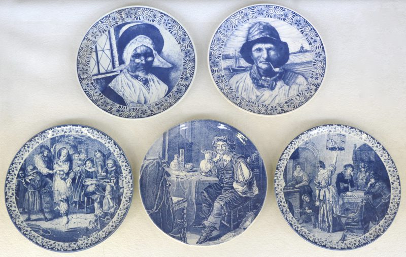 Een reeks van vijf sierschotels van blauw en wit aardewerk met decors van werken van o.a. Jan Steen en Francois Mieris. Allen gemerkt.
