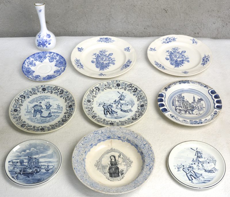 Een lot van negen borden van blauw en wit Belgisch aardewerk, o.a. gemerkt van Boch. We voegen er een vaasje van Brussels porselein aan toe.