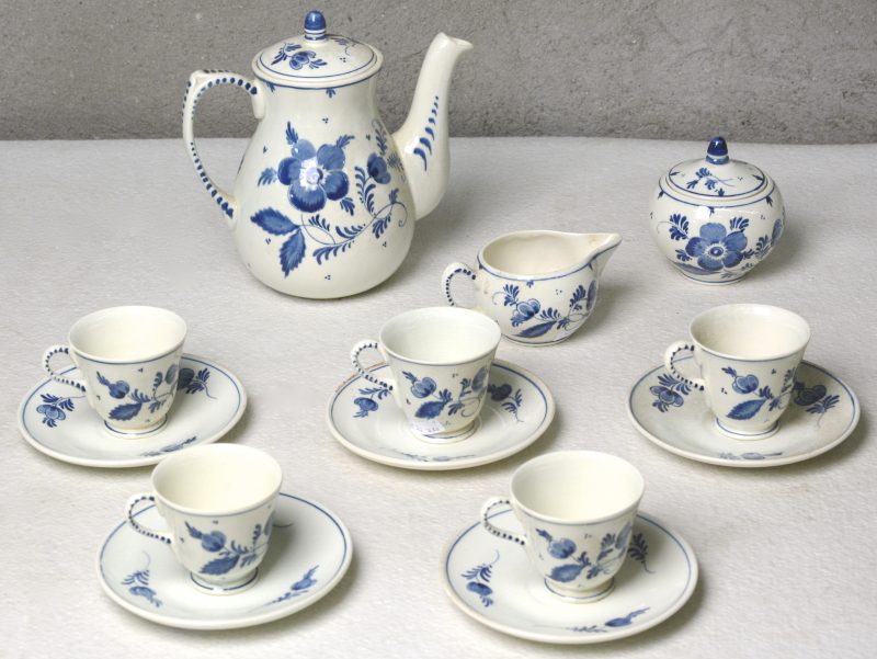 Een theeserviesje van blauw en wit Gouds plateel voor vijf personen. Onderaan gemerkt.