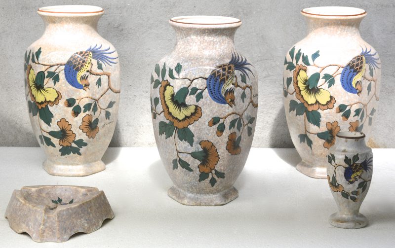 Drie grote zeshoekige vazen, een kleine vaasje en een asbak van Belgisch aardewerk met een meerkleurig decor van een goudfazant op een bloeiende tak. Gesigneerd ‘A. Dubois’.