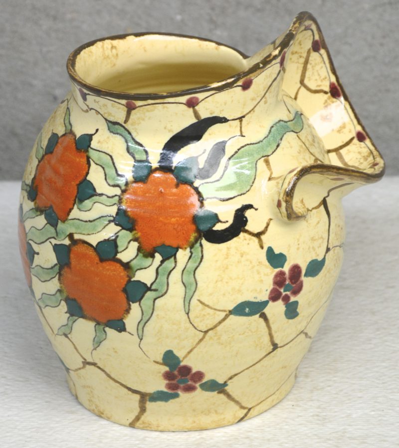 Een vaas van meerkleurig Gouda-aardewerk met decor ‘Morena’. Onderaan gemerkt.