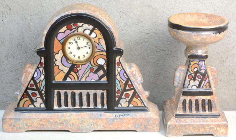 Een klokstel van meerkleurig aardewerk, bestaande uit een pendule en één cassolette met decors van A. Dubois.