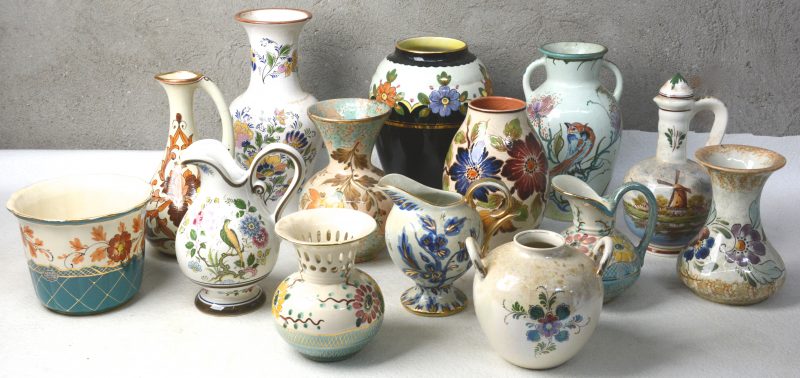Een gevarieerd lot Gouds aardewerk met glanzend glazuur, bestaande uit kruiken, kannen en vazen.