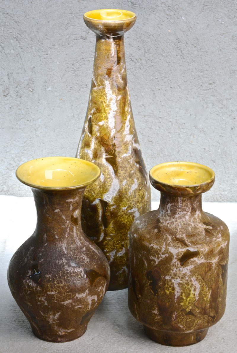 Dri vazen van bruin en groen geglazuurd aardewerk. Decor ‘Paros’. De grootste gerestaureerd aan de rand. Allen gemerkt.