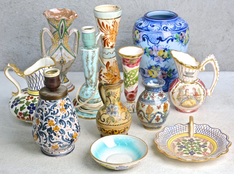 Een groot en gevarieerd lot Belgisch, Frans en Portugees aardewerk, bestaande uit vazen, kannen, enz.
