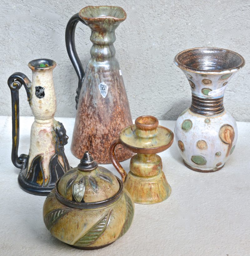 Twee sierkruiken, een tabakspot, een vaas en een kandelaar van meerkleurig geglazuurd Belgisch aardewerk. Diverse merken.