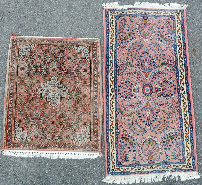Twee handgeknoopte wollen tapijtjes.