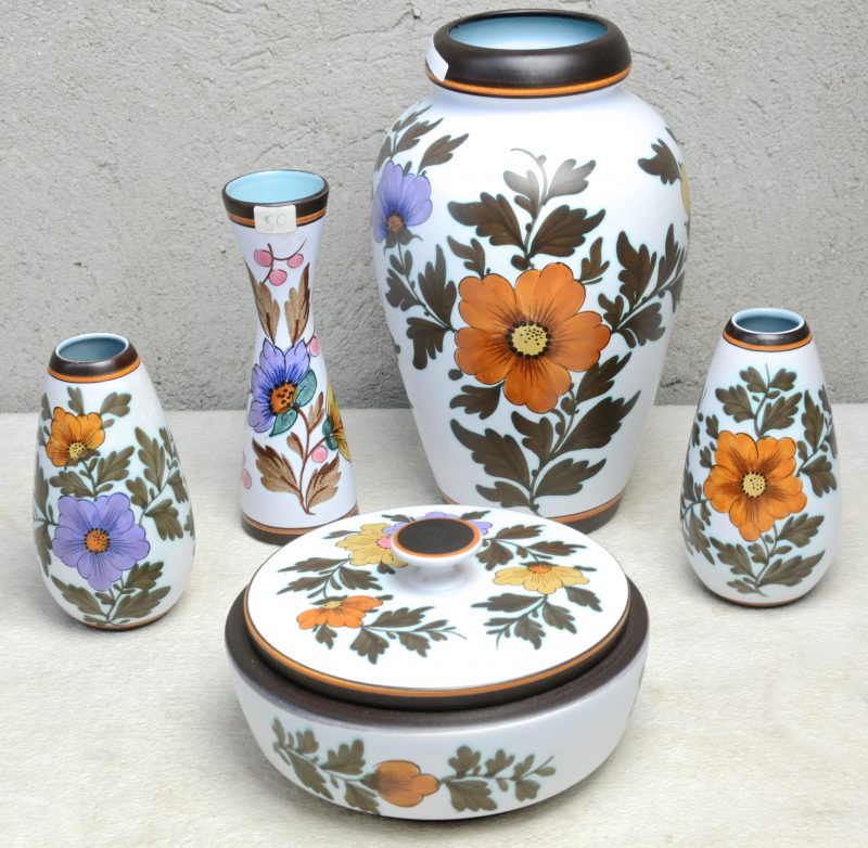 Een lot Gouds aardewerk met meerkleurig decor ‘Marion’, bestaande uit een ronde dekseldoos, een grote vaas, een kopel vaasjes en een smal vaasje. Onderaan gemerkt.