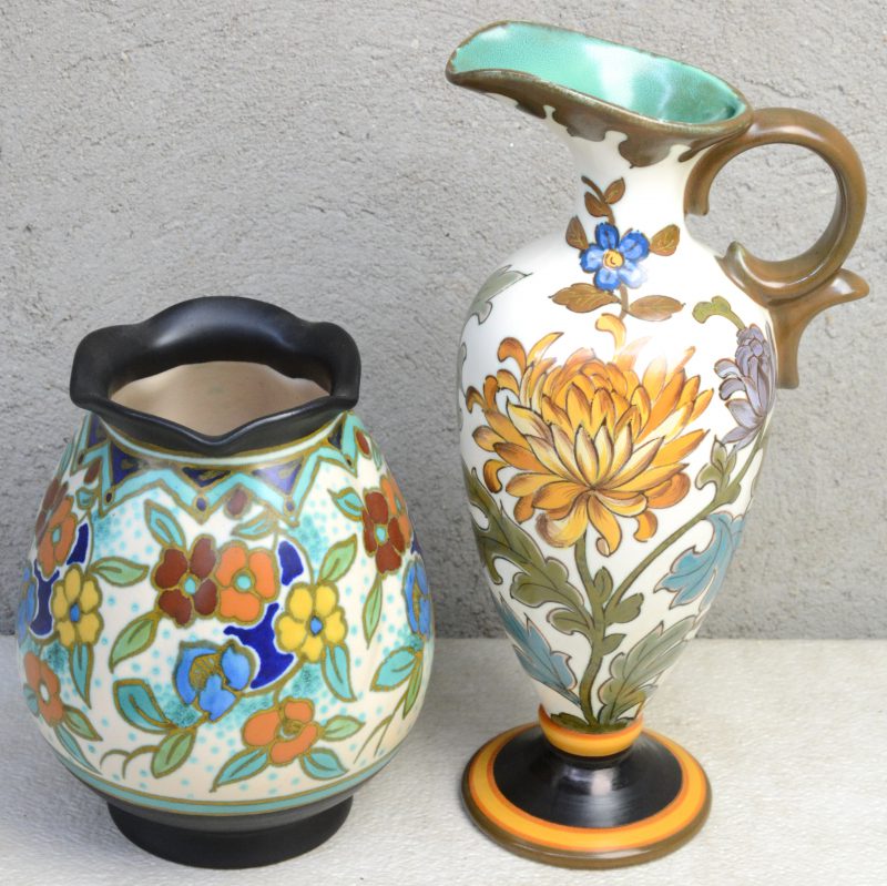 Een schenkkan en een vaas van meerkleurig plateel met respectievelijke decors ‘Chrysantieme’ & ‘Hapin’. Onderaan gemerkt.