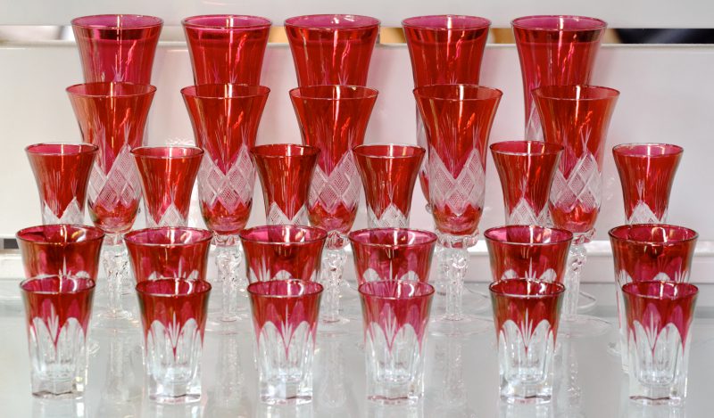Een reeks glazen van Boheems kristal.