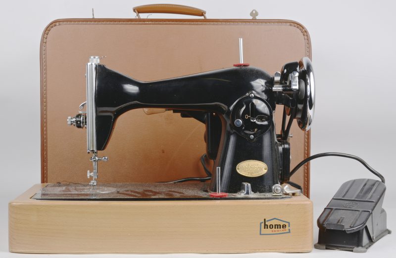 Een oude elektrische naaimachine. In koffer.