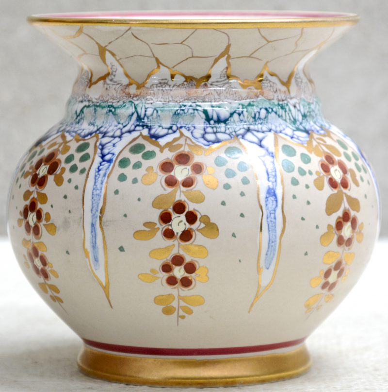 Een bolle vaas van aardewerk met meerkleurig decor ‘Etna’. Onderaan gemerkt en met sticker.