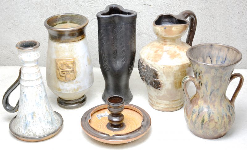 Een lot van zes stuks Belgisch steengoed, bestaande uit drie vazen, een schenkkan, een lampvoet en een asbak. Diverse merken.