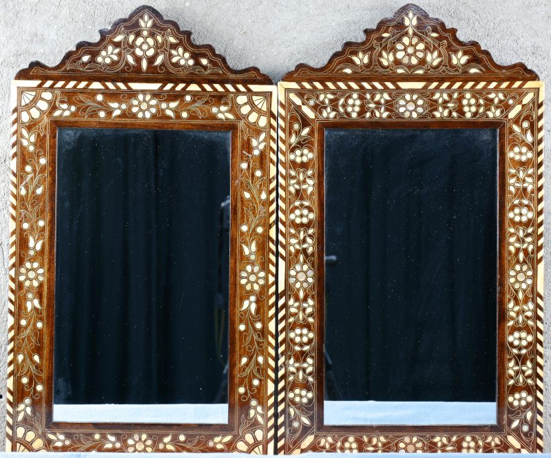 Een paar houten spiegels, ingelegd met been en parelmoer.